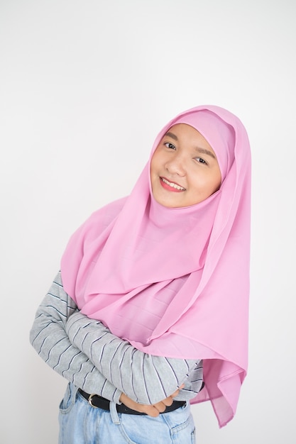 Belle jeune fille porte un hijab rose sur fond blanc