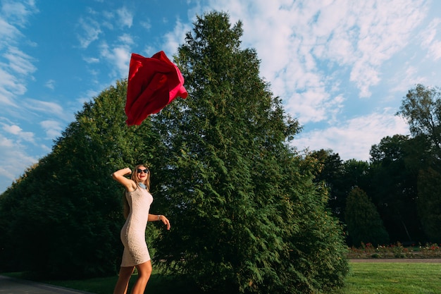 Belle jeune fille posant dans la nature