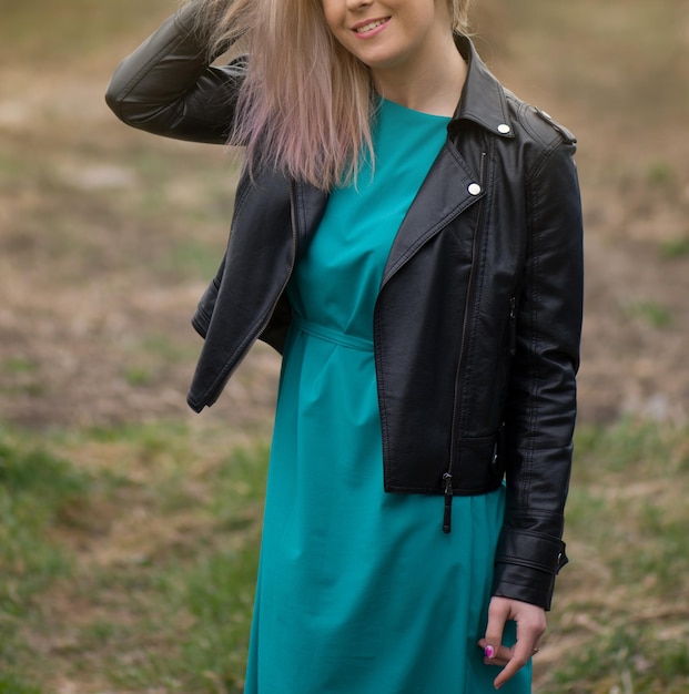 Belle jeune fille posant à l'extérieur au coucher du soleil