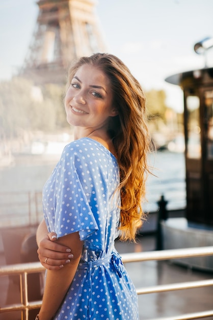 Belle jeune fille posant près de la tour eiffel