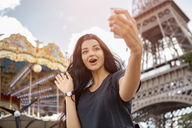 Belle jeune fille prenant des photos