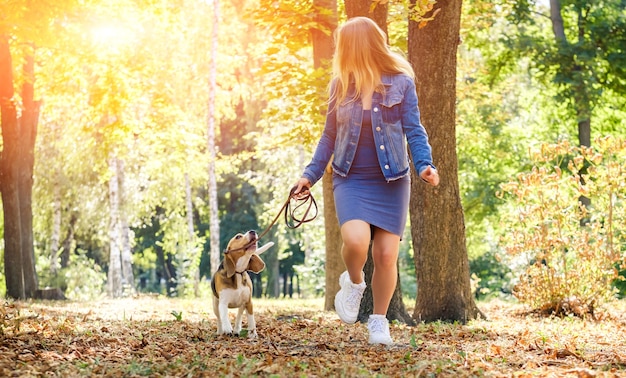 Belle Jeune Fille Qui Court Avec Un Chien Beagle Dans Un Parc En Automne