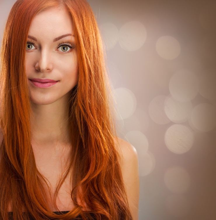 Photo belle jeune fille rousse, studio