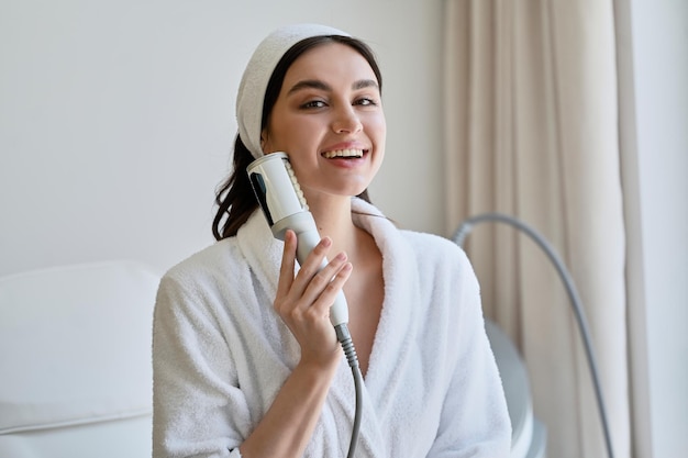 La belle jeune fille s'occupe de l'endosphère sur son corps