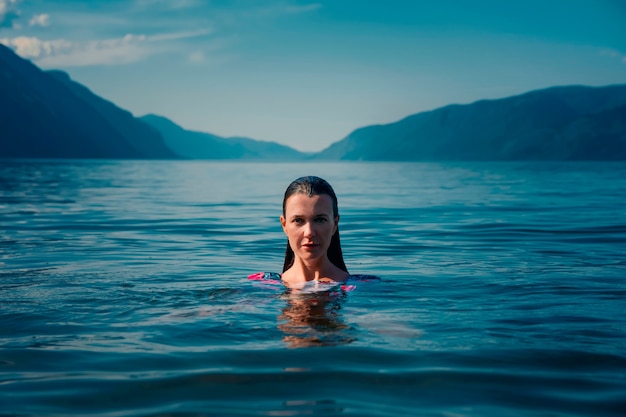 Belle jeune fille se baignant dans un lac de montagne