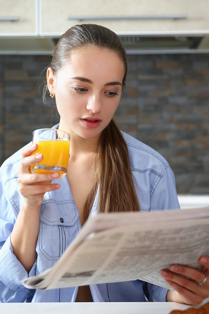 Belle jeune fille séduisante dans la cuisine