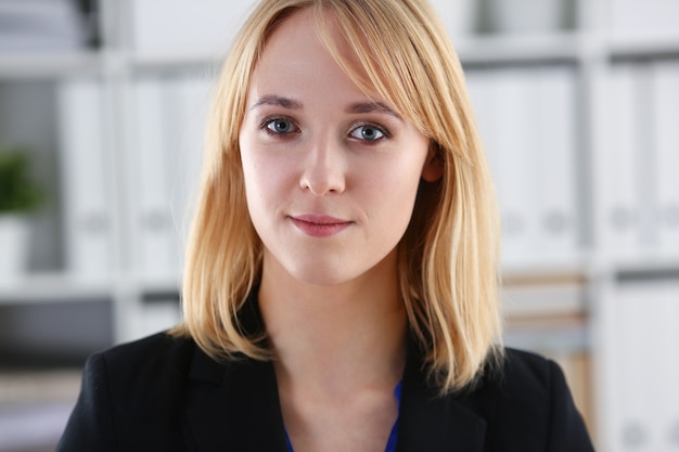 Photo belle jeune fille souriante au lieu de travail