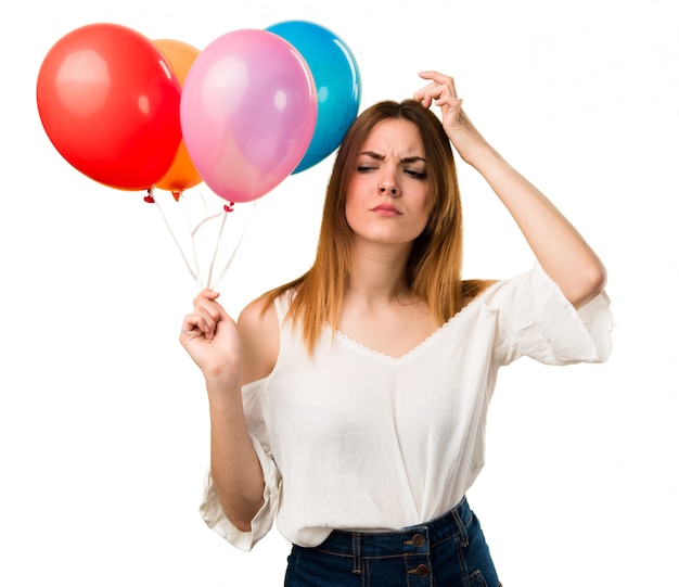 Belle jeune fille tenant un ballon et de penser