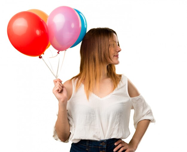 Belle jeune fille tenant un ballon et regardant latéral