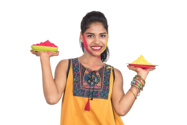 Belle jeune fille tenant la couleur en poudre dans la plaque à l'occasion du festival Holi.