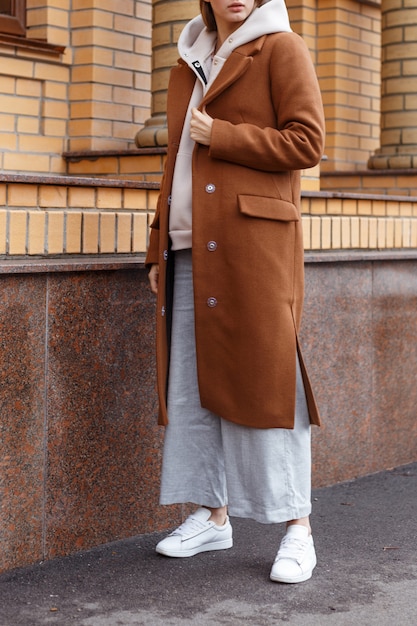 Photo belle jeune fille en tenue à la mode dans la rue