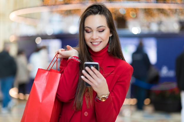 Belle jeune fille touristique à Milan shopping à Milan en utilisant un smartphone