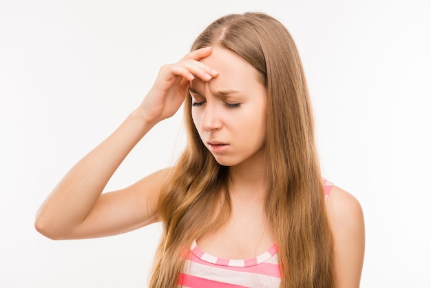 Une belle jeune fille triste de mauvaise humeur