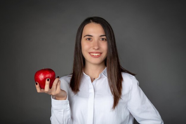 Belle jeune fille turque gardant une pomme sur sa main