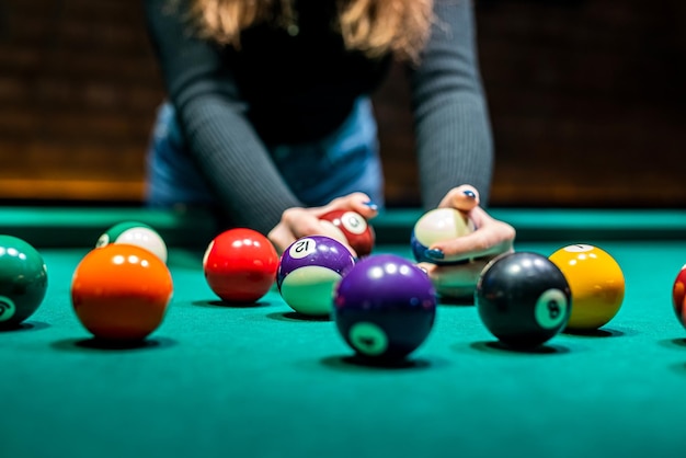 Belle jeune fille venue un week-end jouer au billard par curiosité