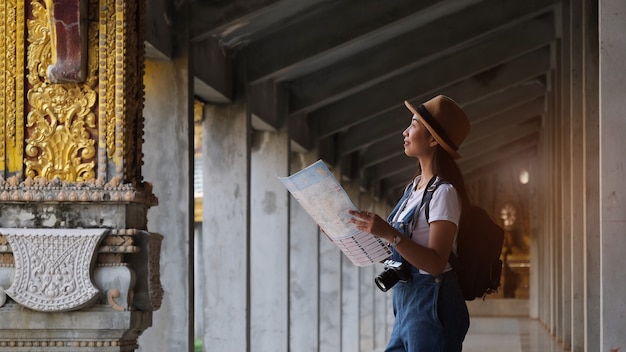 Belle jeune fille visite la Pagode Watchaimongkol Roiet célèbre monument à Roiet Thaïlande