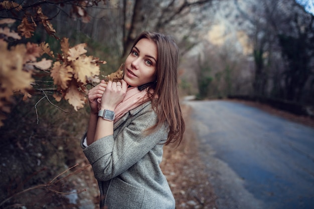 Belle jeune fille. Voyage en forêt, en montagne.