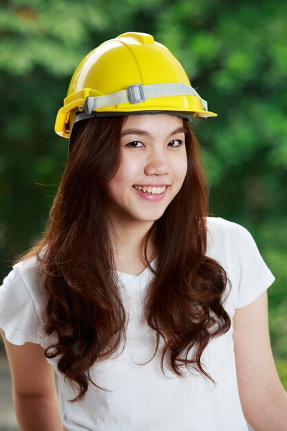 Belle jeune ingénieur thaïlandais avec un casque en jeans