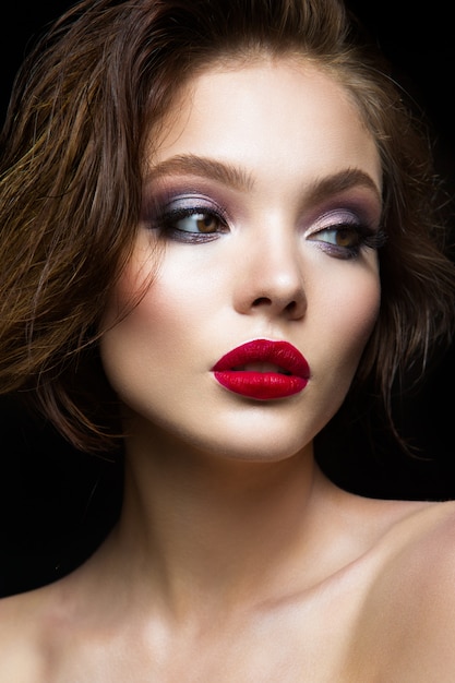 Photo belle jeune mannequin aux lèvres rouges