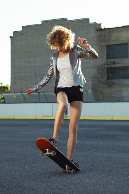 Belle jeune mannequin pose en tenue décontractée dans un style sport