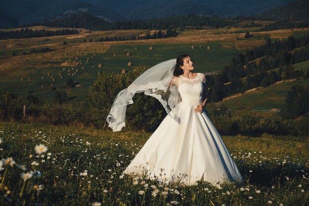 Belle jeune mariée à l'extérieur dans une forêt.