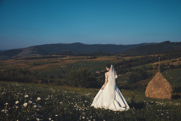 Belle jeune mariée à l'extérieur dans une forêt.