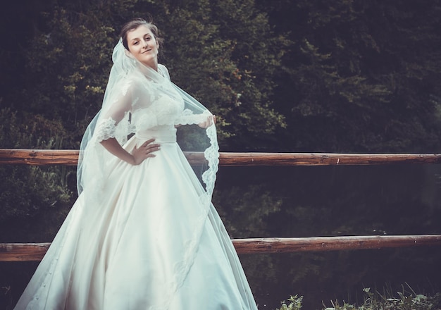 Belle jeune mariée à l'extérieur dans une forêt