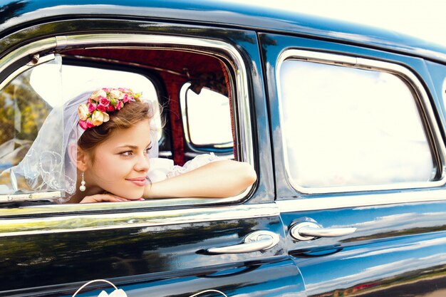 Photo belle jeune mariée heureuse