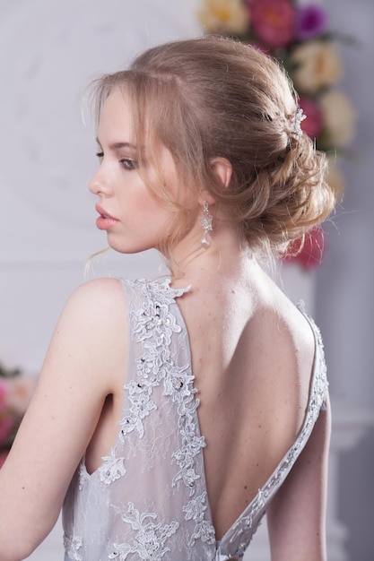 Une belle jeune mariée à la maison.