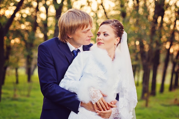 Belle jeune mariée et le marié amoureux