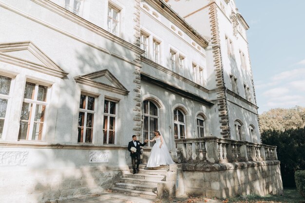 Belle jeune mariée et le marié