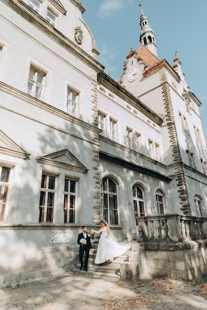 Belle jeune mariée et le marié