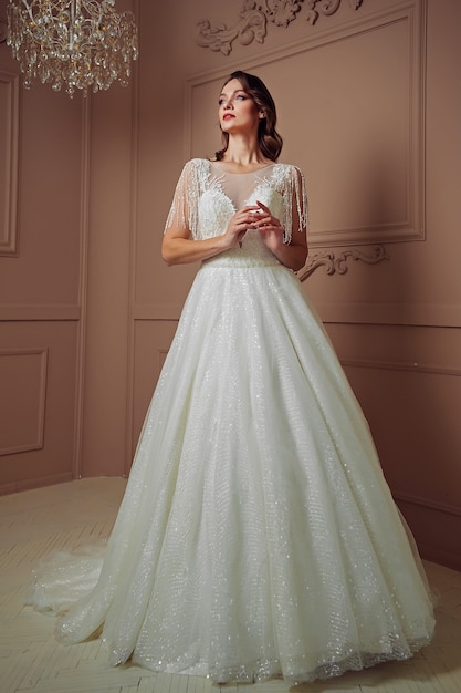 Belle jeune mariée de mode avant la cérémonie de mariage à l'église