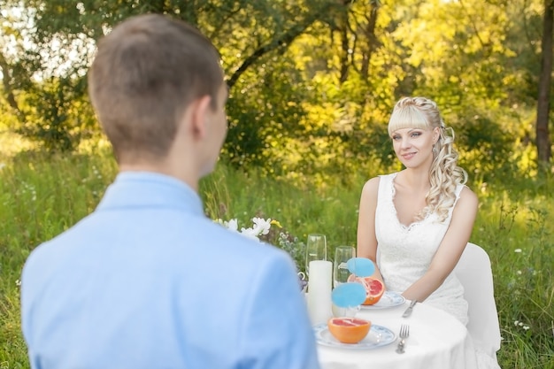 Belle jeune mariée sur la nature en été