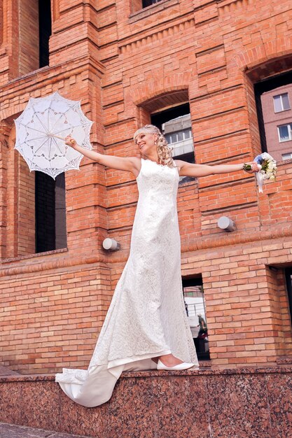 La belle jeune mariée sur la nature