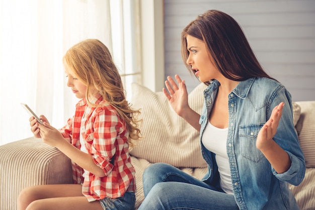 Belle jeune mère gronde sa fille.