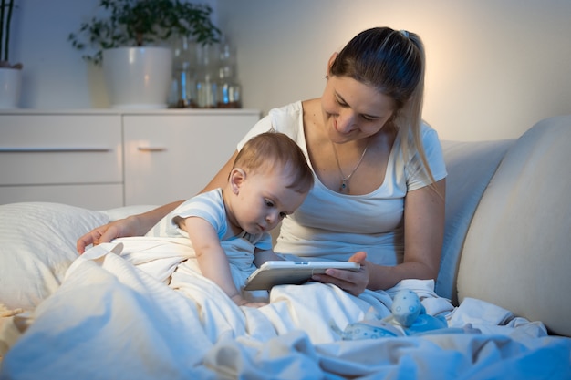 La belle jeune mère prend soin de son enfant en bas âge