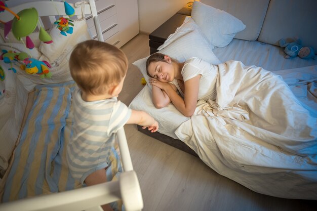 La belle jeune mère prend soin de son enfant en bas âge