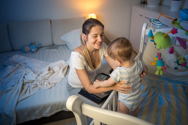 La belle jeune mère prend soin de son enfant en bas âge