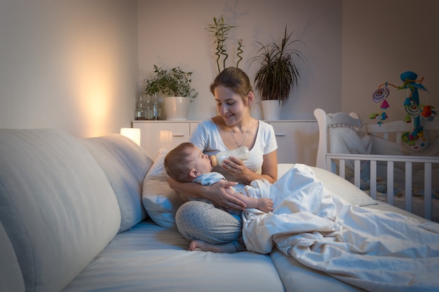 La belle jeune mère prend soin de son enfant en bas âge