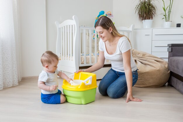 La belle jeune mère prend soin de son enfant en bas âge