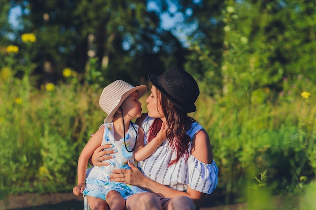 Belle Jeune Mère Et Sa Fille S'amusant Dans Le Champ De Blé.