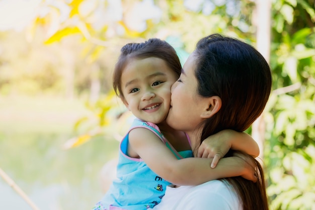 belle jeune mère et sa fille