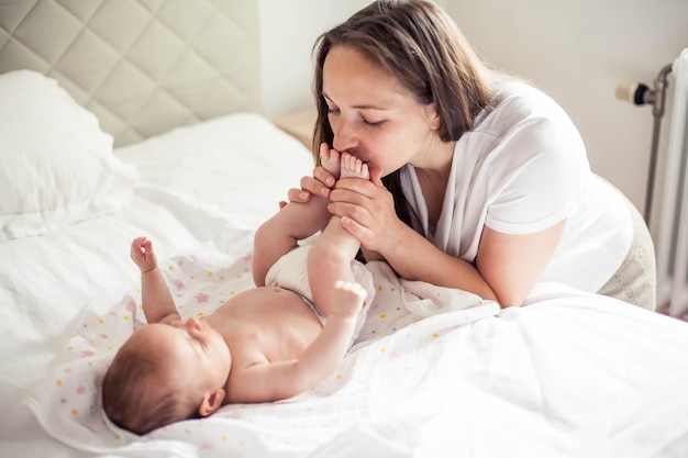 Belle jeune mère tient un bébé