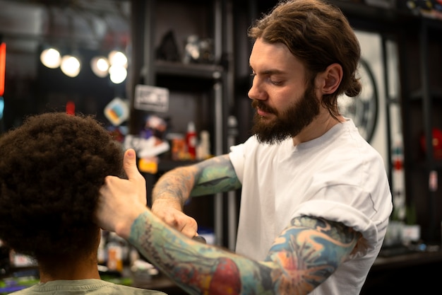 Belle jeune personne tatouée