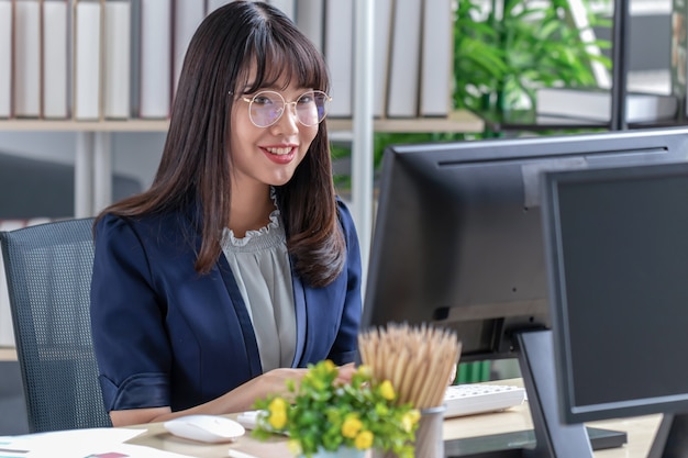 Belle jeune personnel assis au bureau