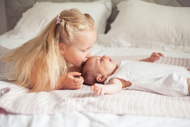 Belle jeune soeur tient un bébé