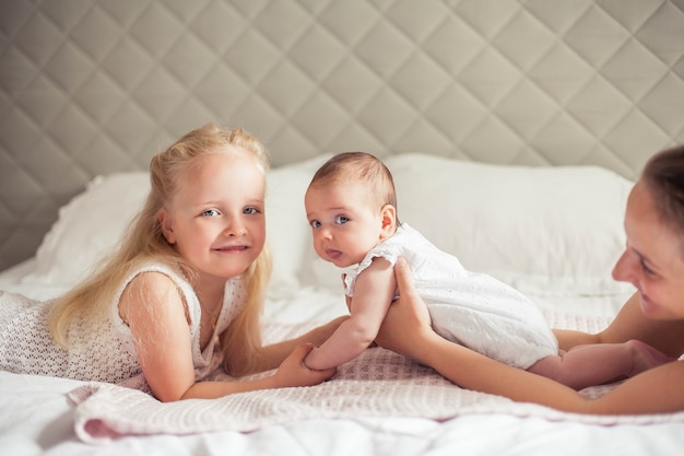 Belle jeune soeur tient un bébé