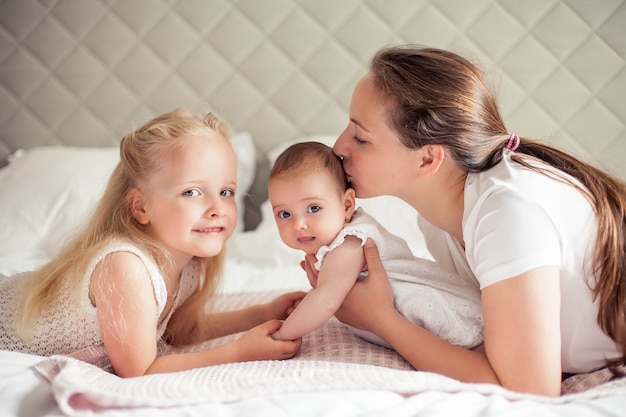 Belle jeune soeur tient un bébé