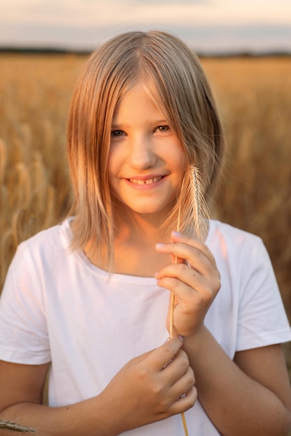 belle jolie fille dans un champ de blé, enfance heureuse